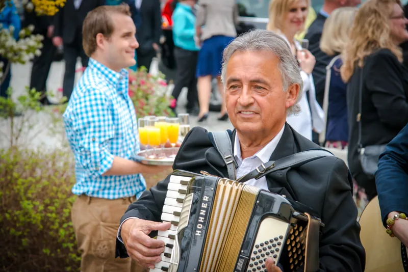 Toni spielt Akkordeon bei einem Fest
