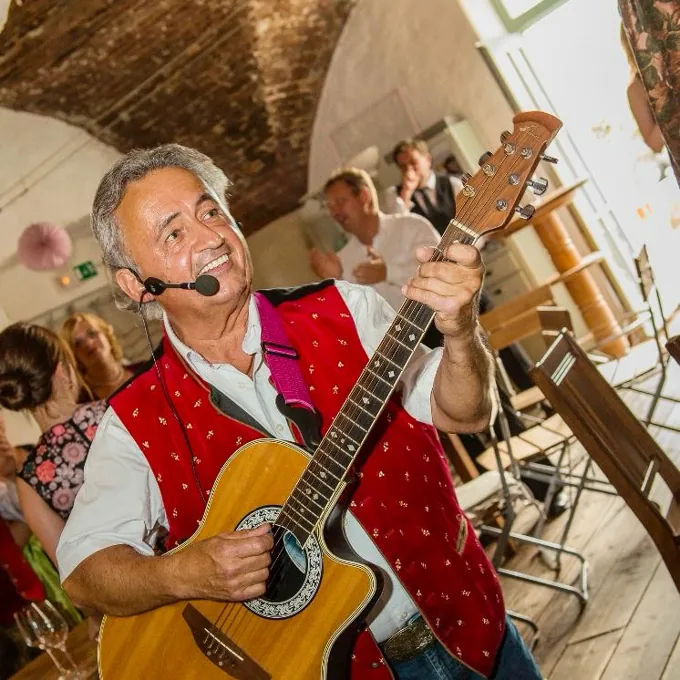 Toni singt und spielt Akustikgitarre