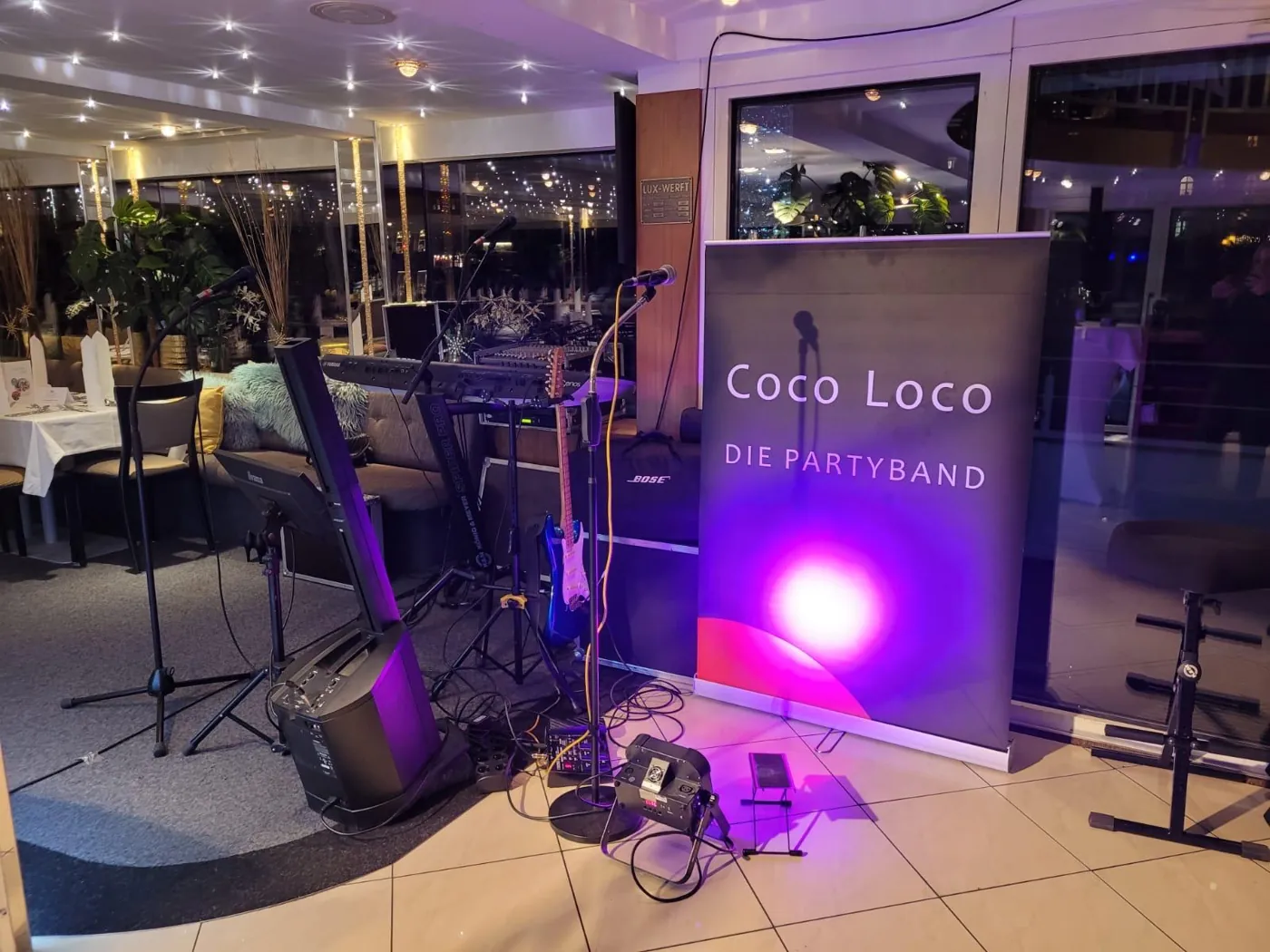 Coco Loco Bühnenaufbau mit Instrumenten und Licht an Bord der Kristallkönigin