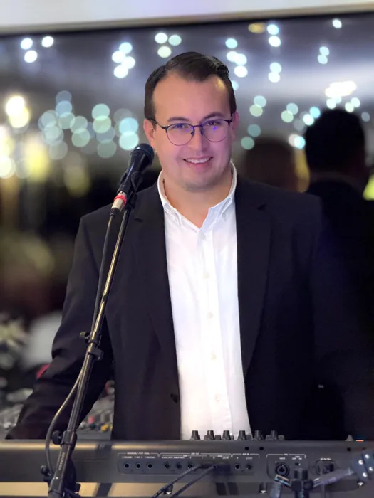 Christian vollständig im Bild bei einem Auftritt am Keyboard