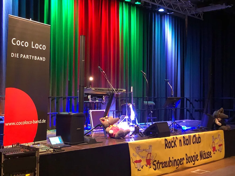 Coco Loco Bühne mit Instrumenten und farbigem Licht